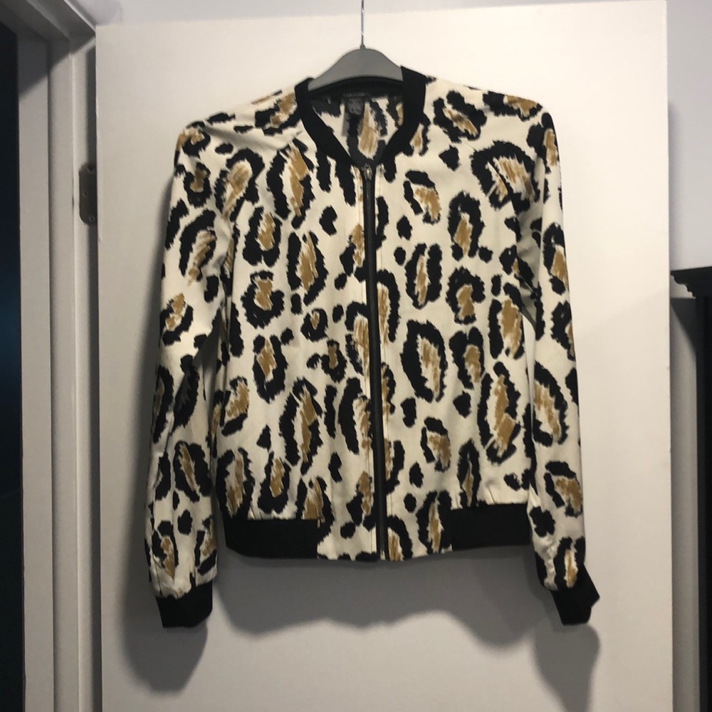 Light bomber style jacket leopard print size M
